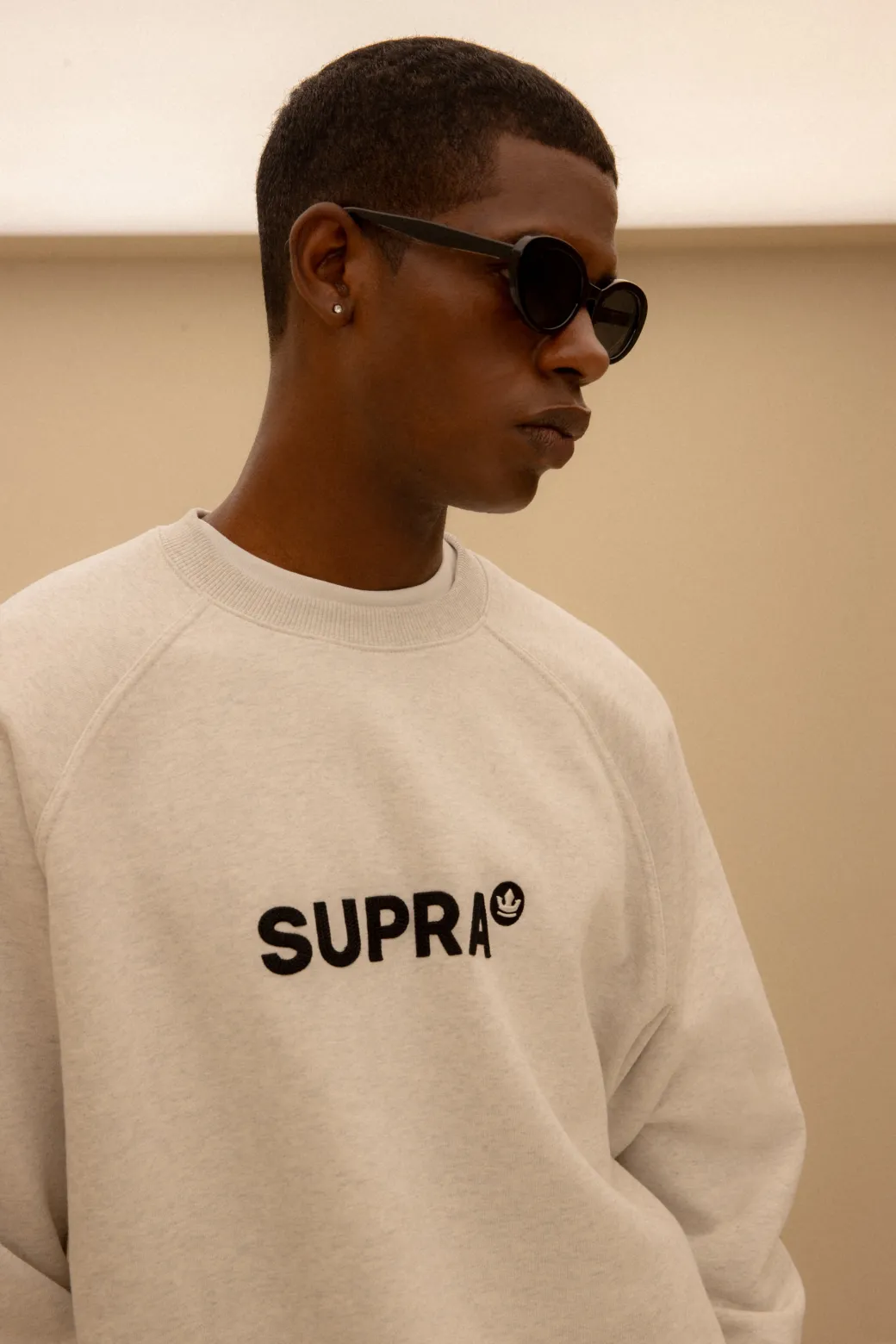 ESSENTIAL BASIC SMALL LOGO RAGLAN OVER FIT SWEATSHIRT