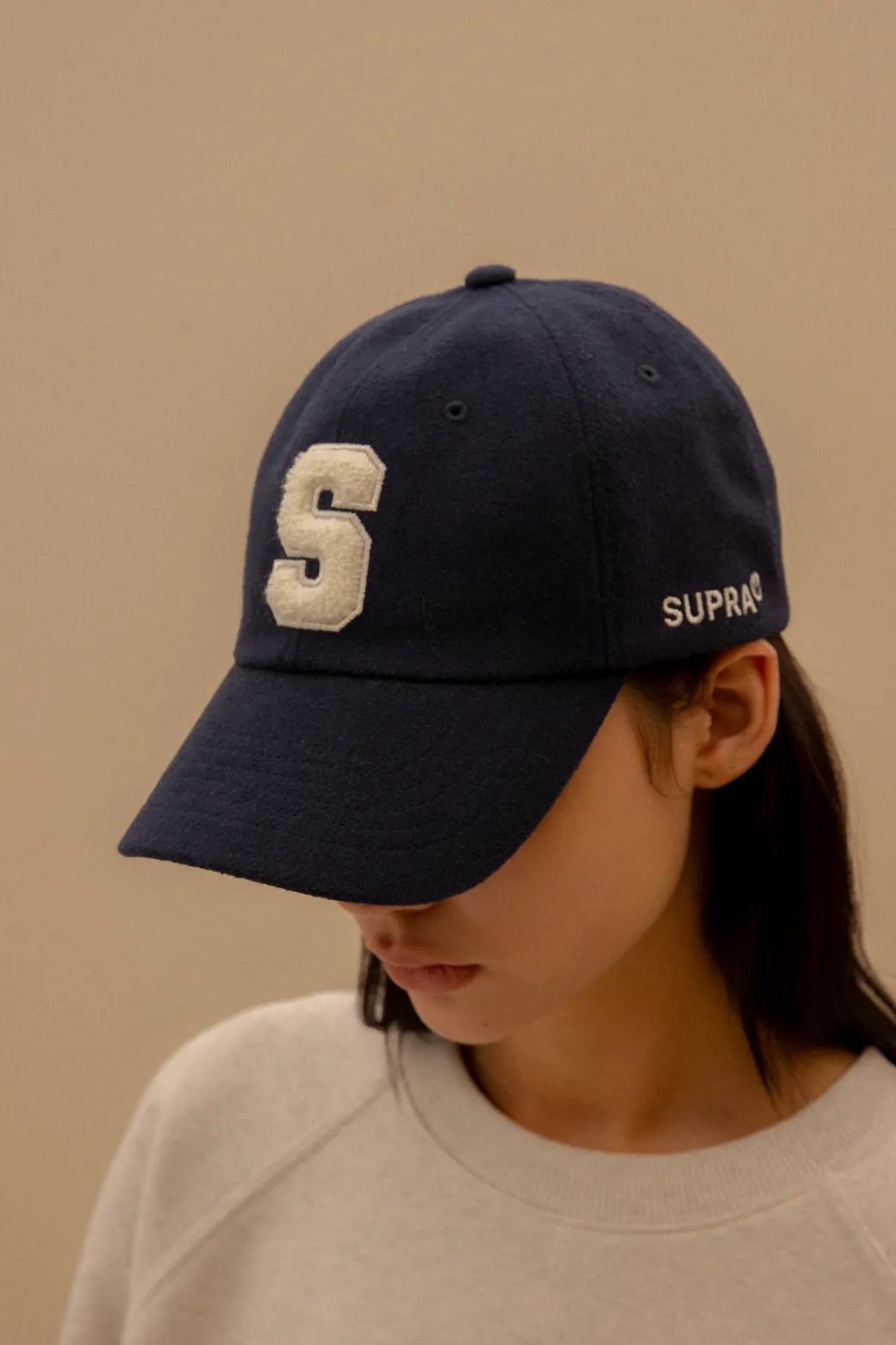 ESSENTIAL BASIC SMALL LOGO RAGLAN OVER FIT SWEATSHIRT