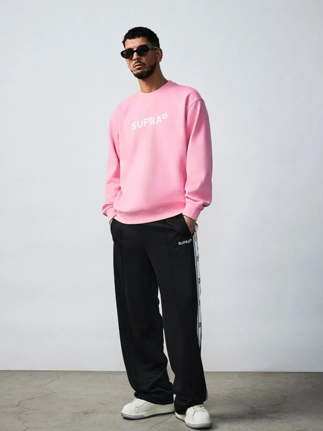 ESSENTIAL MEDIUM LOGO BASIC SWEATSHIRTS