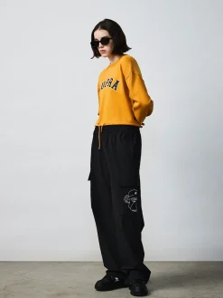 VARSITY WOMEN ARCH LOGO CROP SWEATSHIRTS
